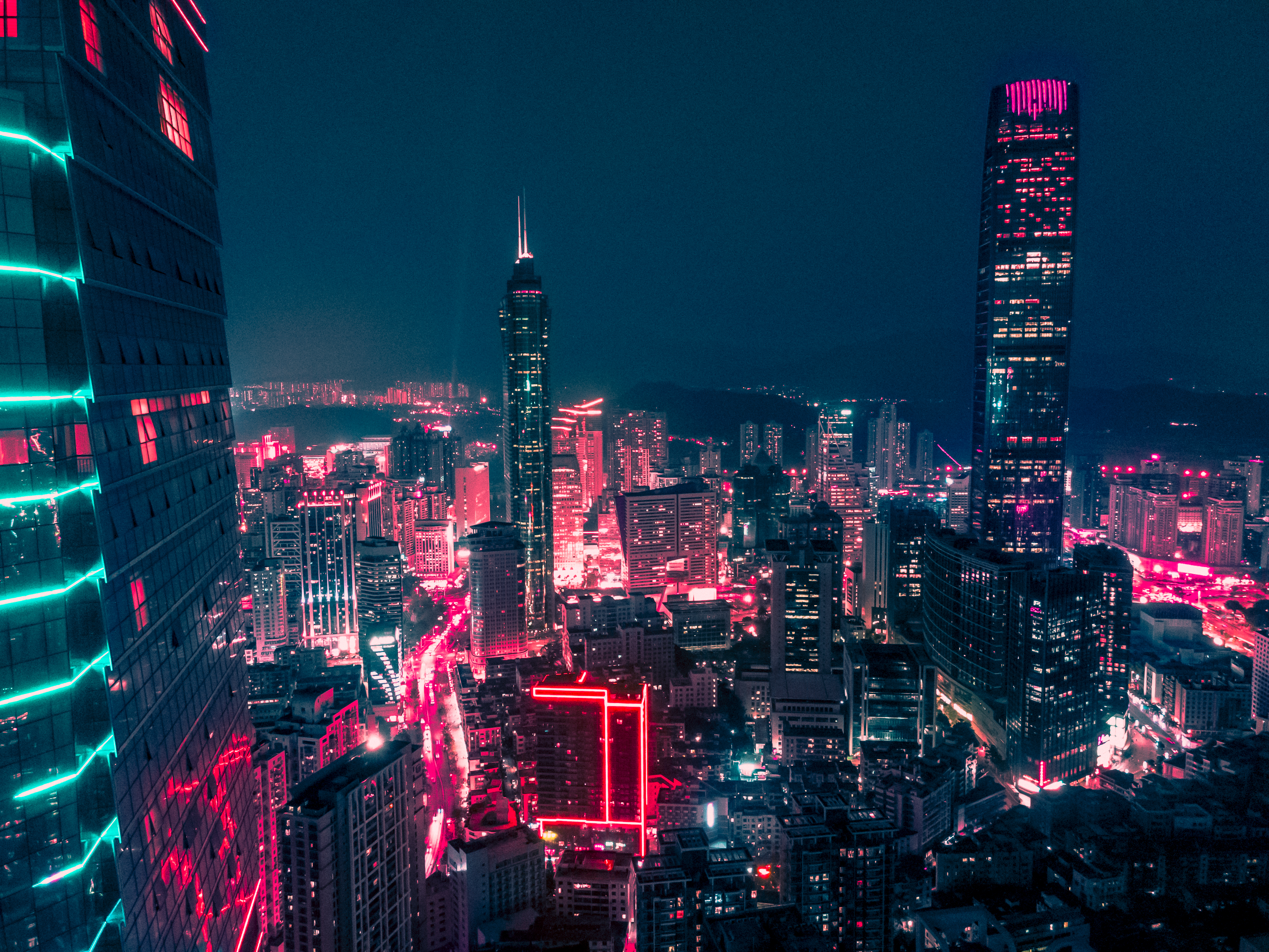 夜色中的霓虹城市天际线壁纸